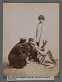 Dois camponeses persas e dois oficiais persas jogando, entre 1876 e 1933; o camponês de pé está usando um papakha. Museu do Brooklyn