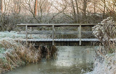 "Bruggetje_in_fietspad_naar_Langweerderwielen._Locatie,_Langweerderwielen_(Langwarder_Wielen)_en_omgeving_02.jpg" by User:Famberhorst