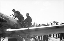 Flight crew boarding a C.202, 1943 Bundesarchiv Bild 101I-468-1415-11, Suditalien, italienisches Flugzeug Macchi.jpg