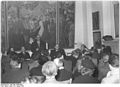 Bundesarchiv Bild 183-13356-0001, Ausstellung Künstler für den Frieden, Pressekonferenz.jpg