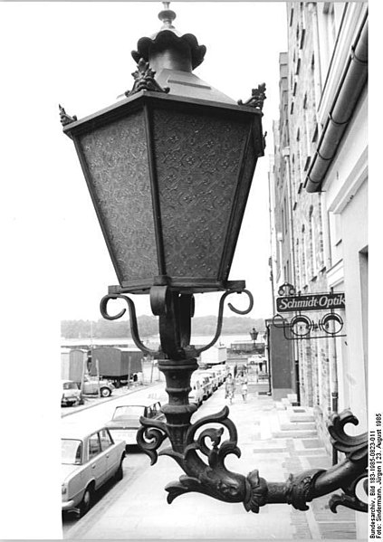 File:Bundesarchiv Bild 183-1985-0823-011, Rostock, Straßenlaterne.jpg