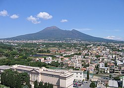 Panorama grada s Vezuvom u pozadini