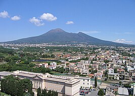 Campanile Pompei 08 - Vs Vesuvio.jpg