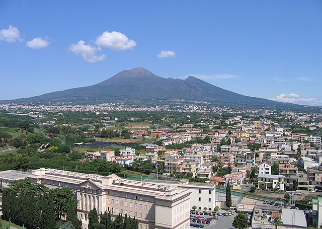 Anvista panoramica de Pompeya, a on se veye o Vesuvio a o fundo