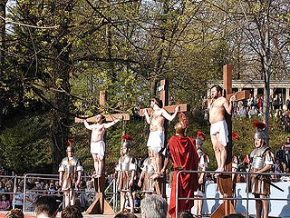Die Prozession der italienischen Gemeinde: das Kreuzigungsbild