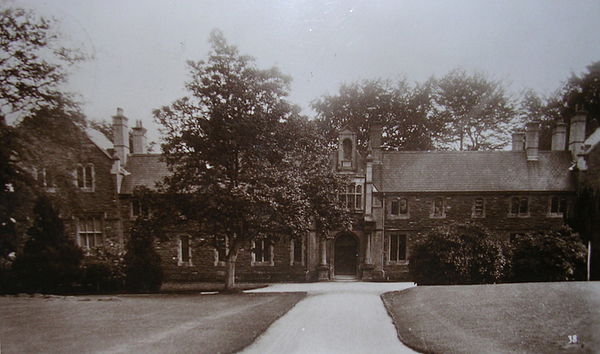 The original Canterbury Building (1887–1971)