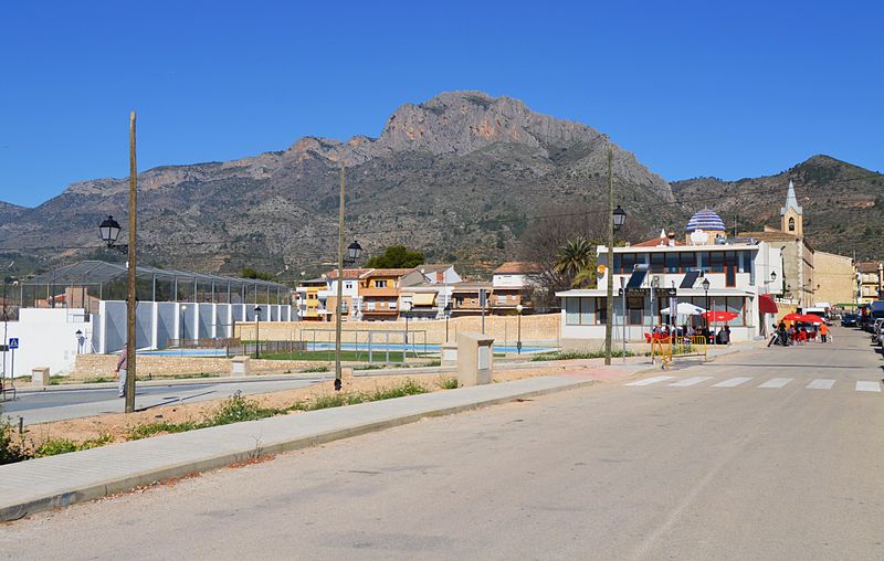 File:Carrer de Beniarrés amb el Benicadell al fons.JPG