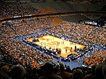 Carrier Dome under en basketmatch då halva arenan används