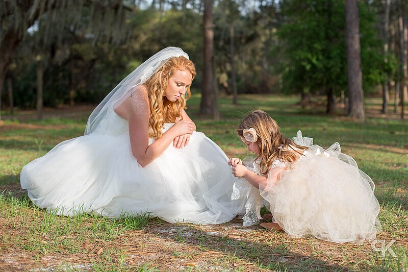 File:Caucasian-woman-Bride with dog-001.jpg