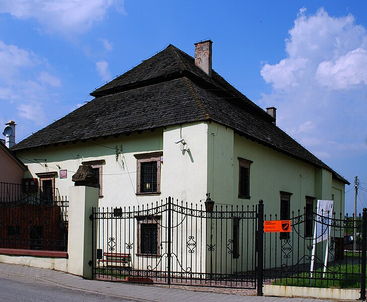 File:Chęciny synagoga.jpg