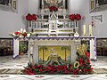L'altare maggiore in marmo e bassorilievo mosaicato