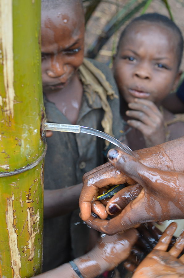 Des enfants congolais se lavent les mains grâce à un système de fontaine low-tech