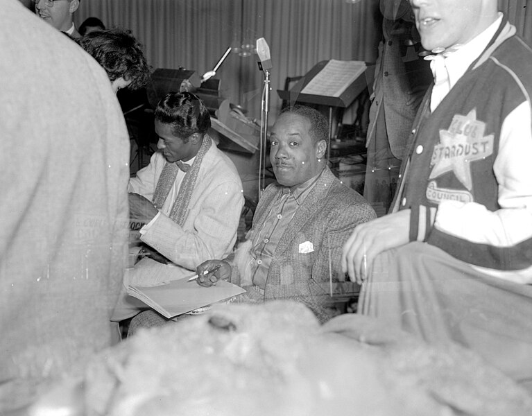 File:Chuck Berry and unidentified man sign autographs at the Edmonton Gardens, Alberta (33429670921).jpg