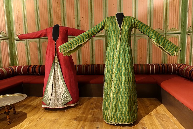File:Coat (left), Turkey, early 1900s, silk, cotton, with skirt (right), Syria, late 1800s, silk, cotton - Rautenstrauch-Joest-Museum - DSC00338.jpg