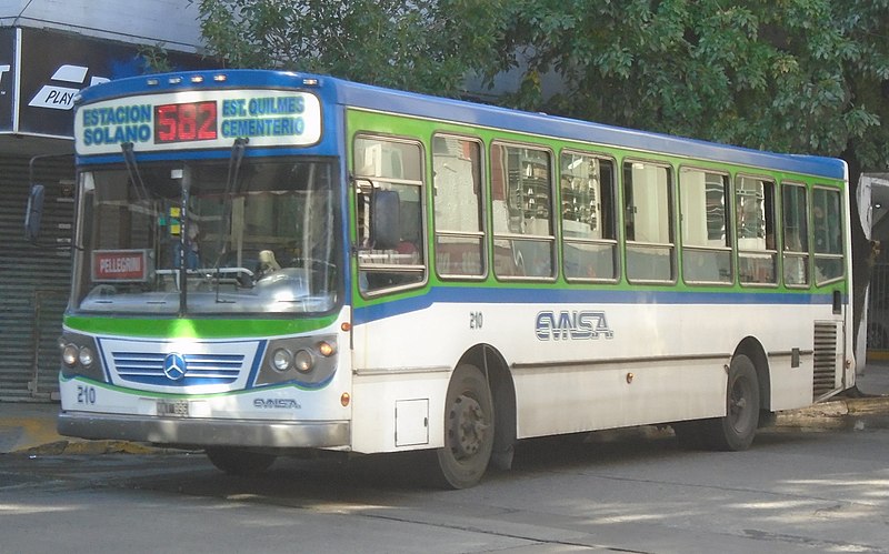 File:Colectivo de la línea 582 en la esquina de Garibaldi y Alte. Brown (Quilmes)..jpg