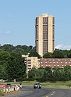 Coolidge Hall dan Kennedy Hall, UMass Amherst, Amherst MA (dipotong).jpg