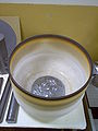 Křemenný kelímek se zbytkem taveniny po tavbě je považován za odpad