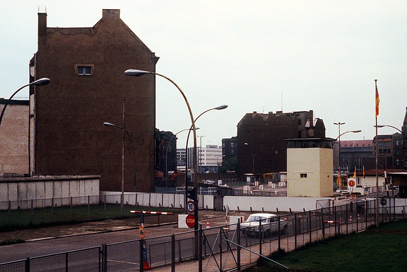 File:DF-ST-84-03471 A view of Checkpoint Charlie 1983.jpeg