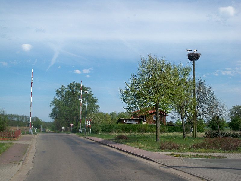 File:Dambeck Bahnhof.JPG