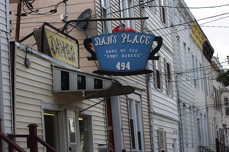 File:Dan's Place in Albany, New York.jpg