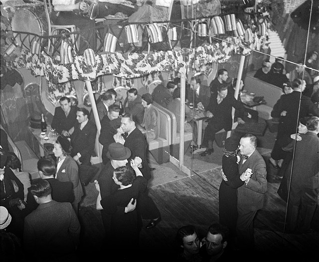 Danseurs de valse musette au Balajo, le plus célèbre bal musette de la rue de Lappe à Paris (1936).