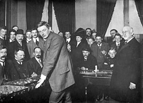De wereldkampioen in het dammen Herman Hoogland Jr bij het simultaanspel 1912.jpg
