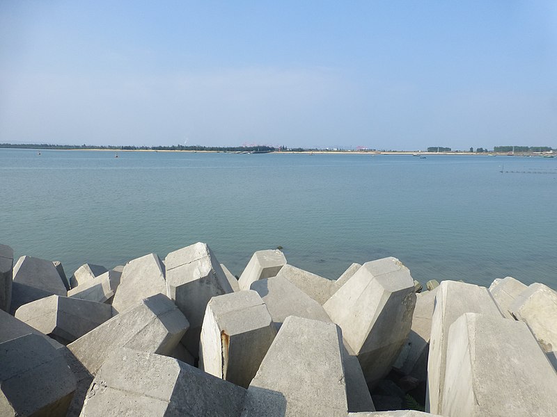 File:Donghai Island - P1580304 - Dongcan Village - dike.JPG