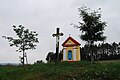 Kaple sv. Prokopa a kříž při staré cestě na Mlaka