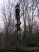 H/V-Einfahrsignal des Bahnhofs Friedrichsdorf. Signalbegriff: Langsamfahrt mit 60 km/h sowie Halt erwarten und Fahrt mit 30 km/h erwarten (Hp 2 mit Zs 3 und Vr 0 mit Zs 3v)