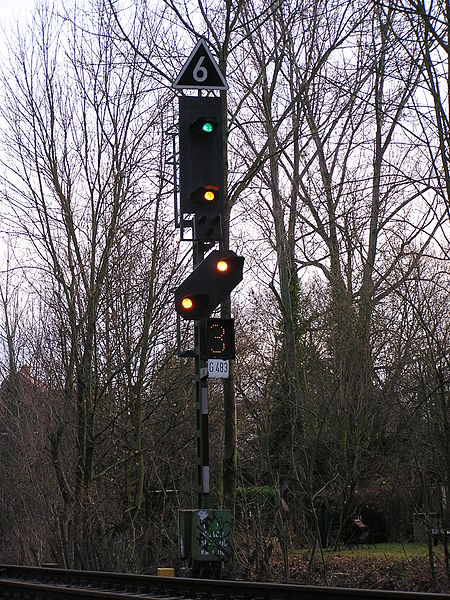Some signals convey large amounts of information. This older German signal indicates preliminary caution with max. 60 km/h in the upper main signal as