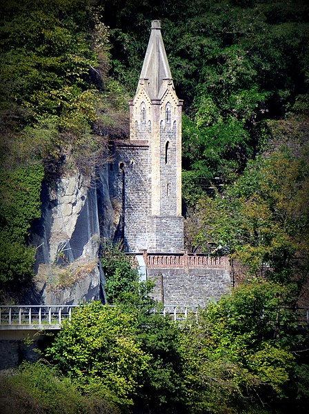 File:Eingangsturm Kammerecktunnel zwischen Oberwesel und St. Goar - panoramio.jpg