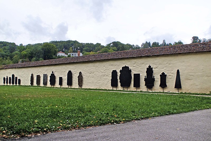 File:Epitaphe an Klostermauer Koenigsbronn.jpg