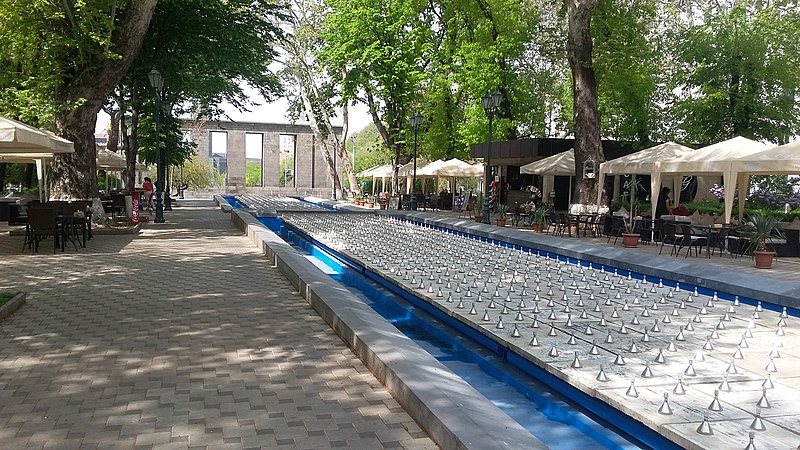 File:Erebuni-Yerevan 2750, fountains 33.jpg