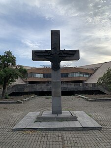 Памятный крест перед зданием аэропорта