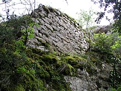 Mur soutenant les terrasses du château de Revel.
