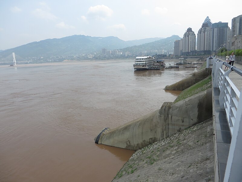 File:Escalator shafts in the Yangtze River for the Baiheliang Underwater Museum.JPG