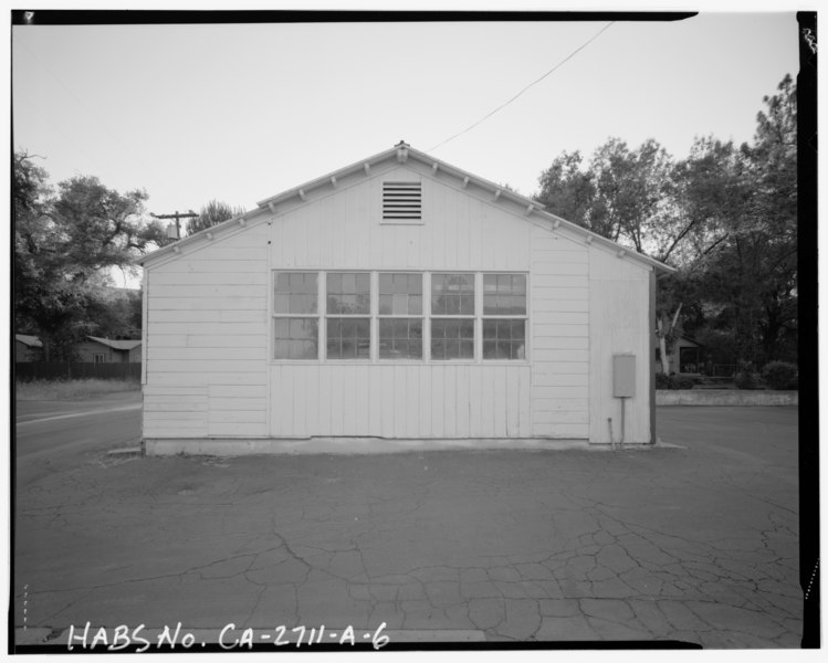 File:Exterior view of the Descanso Station engine garage, building no. 2304, facing west. Center Street is on the left side of the building with the station office in the background HABS CAL,37-DESC,1A-6.tif