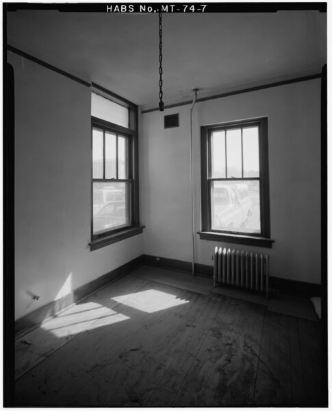 File:FIRST FLOOR ROOM, EAST SIDE - Rolland Apartments, 216-218 Second Avenue North, Great Falls, Cascade County, MT HABS MONT,7-GREFA,3-7.tif