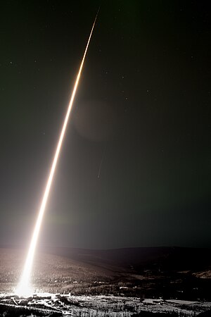 图为于北美东部时间2017年2月22日凌晨5点14分从阿拉斯加Poker Flat Research Range成功发射的Black Brant IX号探空火箭。这是NASA的ISINGLASS计划中预定发射的两枚火箭的第一枚，用于研究极光。