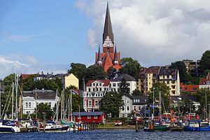 Flensburger Hafen Ostufer mit St. Jürgen-Kirche .JPG