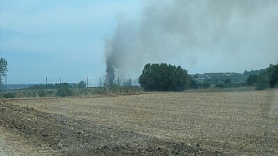 Inici d'un foc al costat de la línia de l'AVE, al Puig de les Basses amb la presó darrere, a les 13:54