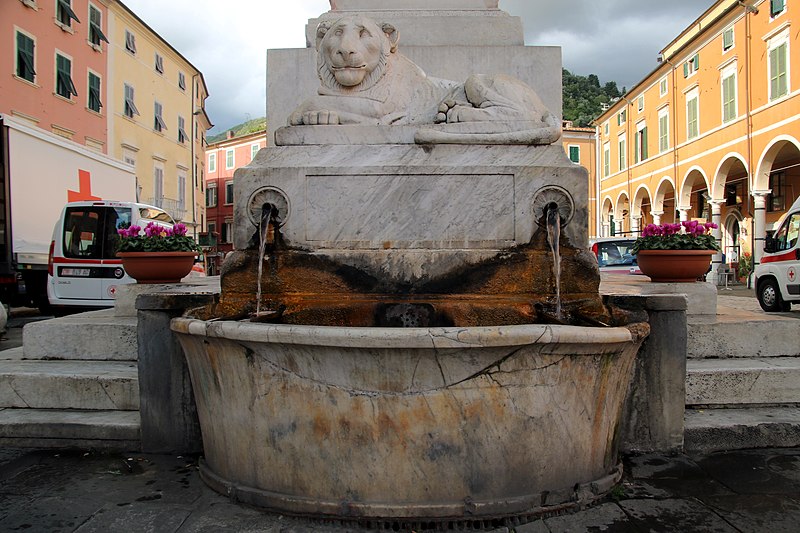 File:Fontana del Leone (Carrara) 06.jpg