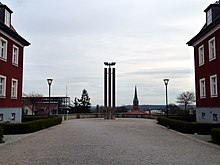 Railway monument in the Kiliansberg settlement on the station forecourt. The settlement and monument are heritage-listed FrankfurtKiliansbergDenkmal1.JPG