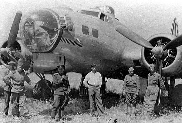 Б ссср. B 17 Полтава. B 17 ВВС СССР. Аэродром Полтава США бомбардировщики 1944 год. 169 Авиабаза особого назначения.