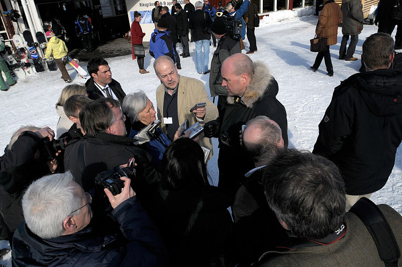 File:Fredrik Reinfeldt intervjuas av media vid globaliseringsmotet i riksgransen 2008-04-08.jpg