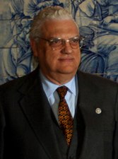 Diogo Freitas do Amaral, vice-primeiro-ministro com a chefia interina do governo (1980–1981), é o chefe de governo que ocupou o cargo durante menos tempo durante a Terceira República e na vigência da Constituição de 1976 (36 dias).