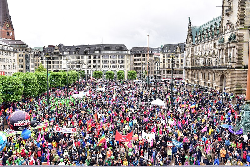 Datei:G20-Protestwelle Hamburg Rathausplatz 03.jpg