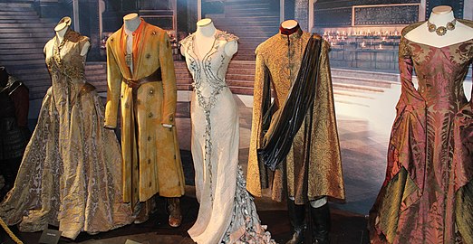 Les luxueuses robes portées à la cour royale de Port-Réal annoncent la richesse et le statut de leurs détentrices.