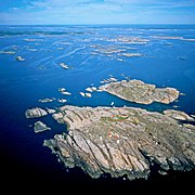 Diques oscuros de diabasa y gabro en un paragneis en las Islas Koster. En este caso los diques de diabasa se distinguen por atravesar a los de gabro, por lo tanto se formaron después que los de gabro.