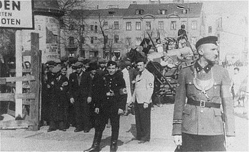 Niemiecka i żydowska policja pilnująca wejścia do getta